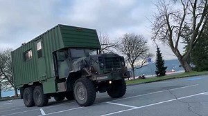 Este camión militar M923A2 6x6 ahora es una autocaravana brutal