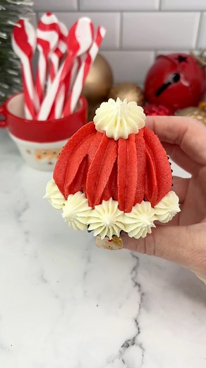 Super simple Santa hats 🎅🏼🍪 24 days of Christmas treats 🎅🏼🧁🍪This one is so easy, you could change the colours and make them into normal bobble hats too 🥳❤️🎅🏼 Use piping tip 1M and red buttercream to pipe the hat. 🎅🏼 I used piping tips 4B and 32 for the trim and 6B for the bobble. 🎅🏼 You could also use marshmallows for bobble and the trim, making them even easier. 🎅🏼 I used rouge gel colour from @wiltoncakes to get my buttercream red. 1️⃣7️⃣ sleeps until Christmas 🎅🏼🎄#santahats