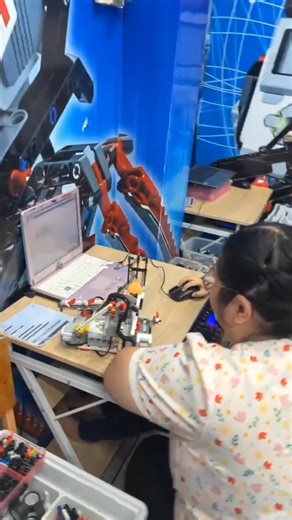 🚀 ในปี 2030 งาน 85% ที่ลูกของคุณจะทำ... ยังไม่มีอยู่ในวันนี้ แต่ทักษะที่จะทำให้เขาพร้อมรับงานเหล่านั้น? เริ่มต้นได้ตั้งแต่อายุ 4 ขวบ ที่นี่! พบกับ หลักสูตร ใหม่ "AI Robotics for Kids" เด็กๆ ที่ RobotChildUbon ไม่ได้แค่เรียน LEGO EV3 แต่พวกเขาจะสั่งคำสั่งจาก AI สร้างเกมส์แรกของตัวเอง และเขียนโปรแกรม Python สั่งงาน AI — ทักษะที่เด็กในยุโรปและสิงคโปร์เรียนมา 5 ปีแล้ว 📚หลักสูตร 3 ระดับ ต่อเนื่องอายุ 4-12 ปี: 🌱 AI Explorers (4-6 ปี) — EV3 Block Code เกมส์ 🚀 AI Creators (7-9 ปี) — Python Game Dev 