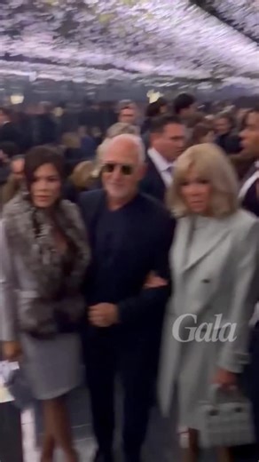 JEFF BEZOS & LAUREN SANCHEZ RETROUVENT BRIGITTE MACRON ET RIHANNA AU DÉFILÉ DIOR Le fondateur d’Amazon, @jeffbezos et son épouse Lauren Sanchez figurent parmi les prestigieux invités du défilé Dior, aux côtés de @badgalriri et Brigitte Macron. — #brigittemacron #jeffbezos #laurensanchez #rihanna #dior Images : @galafr by @ilaria_beatrice_casati & @caroline.trnr | Gala