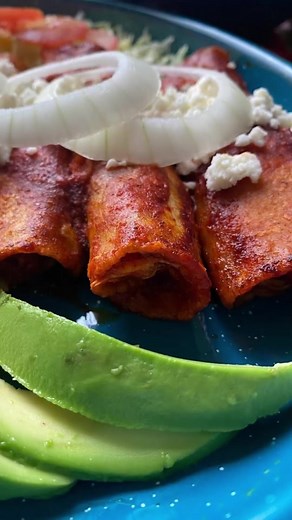 14K views · 440 reactions | Basic Red Enchilada Sauce! Get the details step by step printable recipe on the link in the comments section. Hope you’re enjoying your Friday evening!! #enchiladasauce #mexicanfood you can also find this recipe in my cookbook Mexican Salsa! | La Piña En La Cocina | Facebook