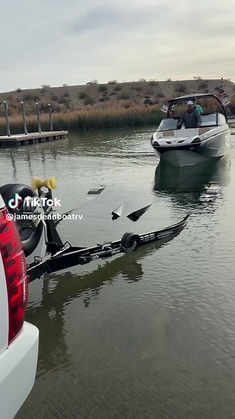 Jet boat loading debates never die… and this one gets HEATED. 🚤🔥 How deep should the trailer REALLY be in the water? Do you winch it on… or back the trailer down after the boat’s lined up? I see this argument blow up at the ramp every weekend — and the comment sections on viral jet boat videos prove it. There’s more than one way to do it… but there are also ways that bend bunks, trash pumps, and ruin your day. 👇 Drop your method below Winch only? Power load? Trailer deep or shallow? Let’s see