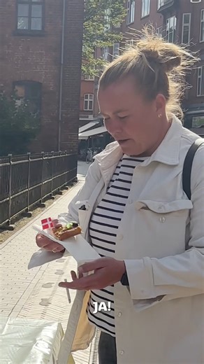 Glædelig Brunsvigerens Dag 🤩 For at fejre den absolut vigtigste dag i oktober, har vi været et smut i Odense midtby for at få Odenseanernes dom over vores take på den fynske klassiker 😎 Frister det med lidt brunner i dag? Du kan finde TB-opskriften lige her 👉 tinderbox.dk/nyheder/bag-en-tb-brunner | Tinderbox