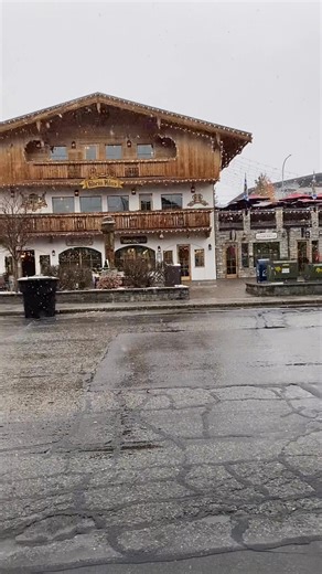 It’s starting to #snow in #leavenworth just in time for #thanksgiving and the holiday season! Safe travels if you’re on the road this week! | Obertal Inn