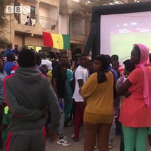D’où regardez-vous la finale de la #can2021 en le Sénégal et L’Égypte ? Fans zone de la cité Mame Dior, Keurmassar dans la banlieue de Dakar. 📸 Awa Cheikh Faye | BBC News Afrique