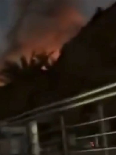 🔴 Νέο βίντεο που ήρθε στο φως δείχνει τις Ένοπλες Δυνάμεις των ΗΠΑ να πραγματοποιούν αεροπορικές επιδρομές στη Βενεζουέλα, ενώ στο βάθος ακούγονται εκρήξεις και φαίνονται πολίτες να τρέχουν για να καλυφθούν. Οι σκηνές χάους και πανικού που καταγράφονται στο βίντεο κάνουν τον γύρο των social media, προκαλώντας έντονη ανησυχία για την κλιμάκωση της έντασης στην περιοχή . #MegaGegonota #News #MegaTV