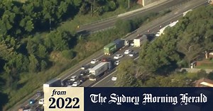 Five vehicle crash on the M4 backs up traffics for kilometres