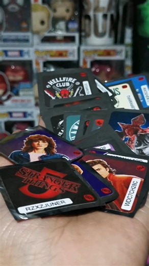 Estos son los 32 stickers de Chocoroles stranger things 💥 #coleccionstrangerthingschocoroles #Chocorolesstrangerthings #StrangerThingsSeason5 | El Review Geek