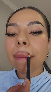 Modo de labios hoy en dia por no tener dinero para los rellenos #momlife #nailart #trend #hair #beauty #Christmas #fblifestyle #glitternails | Marisol Beauty Tutorials