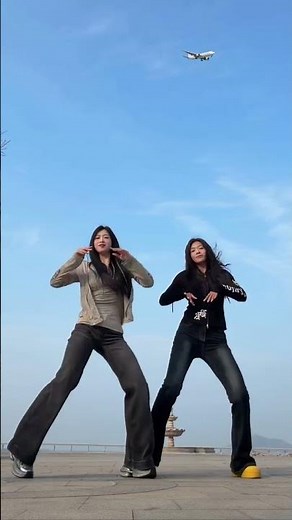 Amazing Dance Moves with Full Power and Nonstop Energy Performance