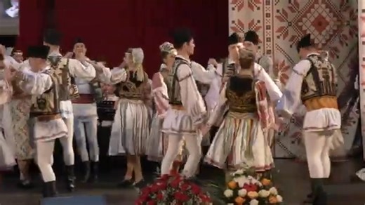 4.8K views · 155 reactions | Ansamblul Folcloric Studențesc ,,Mărțișorul", ne ajunge la suflet cu dansuri din Banat, mândre fete și mândrii feciori, duc tradiția dansului jocului bănățan mai departe! Dragu mi-i că-s bănățan mândru șî fălos, vă dorește-Vizionare plăcută! | Gabriela Gabriela | Facebook