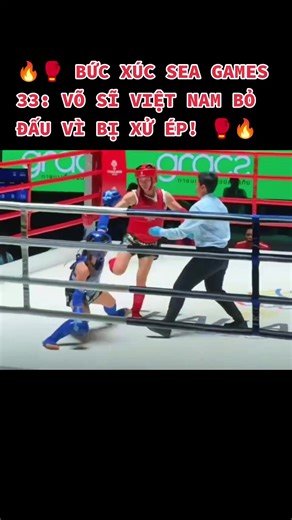 📅 Sáng 17/12/2025, làng thể thao Đông Nam Á dậy sóng khi HLV Cổ Tấn Anh Linh cùng võ sĩ Hoàng Khánh Mai quyết định bỏ thi đấu bán kết Muay Thái hạng 45kg tại SEA Games 33, tổ chức ở Bangkok, Thái Lan. 😡🇻🇳 Trên sàn Lumpinee, Khánh Mai thi đấu hoàn toàn lấn lướt, ra đòn chính xác, thậm chí đánh ngã võ sĩ Philippines. Tuy nhiên, sau 2 hiệp, trọng tài vẫn chấm điểm thắng cho đối thủ, khiến ban huấn luyện Việt Nam không thể chấp nhận. Trong cơn phẫn nộ, HLV Anh Linh ném chai nước, hét lớn phản đố