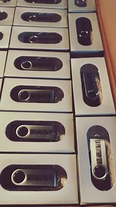 Vous l'avez demandé. Je vous ai écouté. Mes albums sont maintenant disponibles en clé USB!🤠 Disponibles uniquement dans ma boutique en ligne. 𝗖𝗟𝗜𝗤𝗨𝗘𝗭 𝗜𝗖𝗜👉https://bit.ly/IBUSB 👈 | Irvin Blais