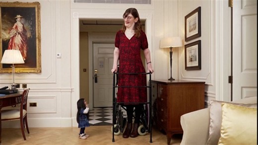 世界一の身長差、女性２人がアフタヌーンティー - CNN.co.jp