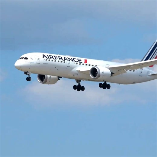 Air France's boeing 787-9 dreamliner aircraft is inbound from Paris, France | Testing 7