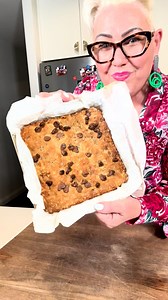 🍪 Easy Oat Slice in Minutes! 🍪 The recipe is in the comments. ⬇️ Need a quick, sweet snack that hits the spot every single time? My Easy Oat Slice is made with everyday pantry staples, takes just minutes to prep, and is a total hit with kids and adults alike. 🙌 Whether you're packing lunchboxes, looking for a quick afternoon treat, or want something satisfying without the fuss, this slice delivers! 🧑‍🍳 Add your favourite mix-ins like choc chips, dried fruit, coconut or nuts. It’s budget-fri