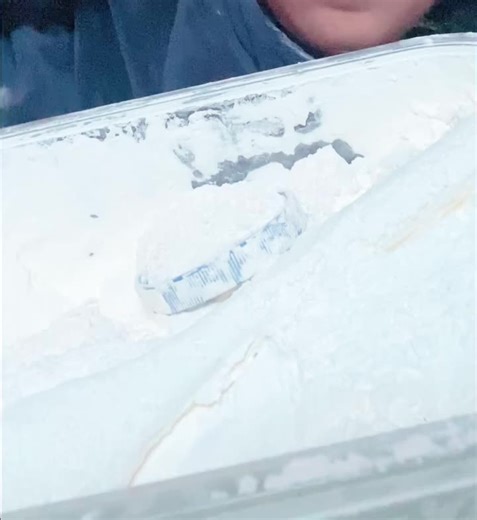 Messy long #cornstarch #cornstarchasmr #corstarcheating | eating cornstarch