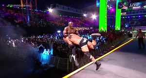 Goldberg mandó al vacío a Bobby Lashey con una brutal lanza en WWE Crown Jewel 2021.