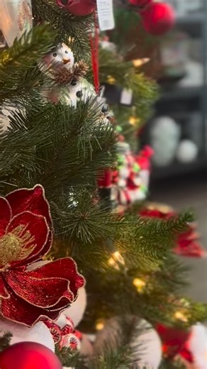 🎄🎄🎄CHRISTMAS OPEN HOUSE starts this Thursday, November 6th and lasts through Saturday, November 8th. During this time, Christmas will be 25% OFF, as well as dining tables and chairs. Make sure you stop in each day to enter for the daily door prize. (Prices valid in-store only.) #housetohomecreationsky #christmasopenhouse | House to Home Creations / H2H Apparel