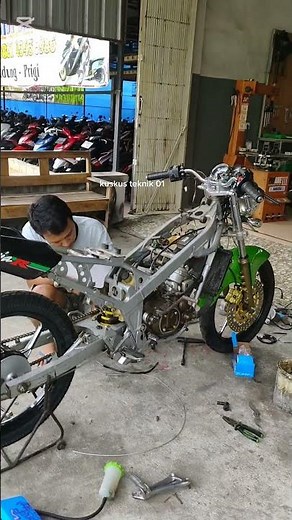 Merakit motor Kawasaki ninja yang baru di cat dan merakit kabel body