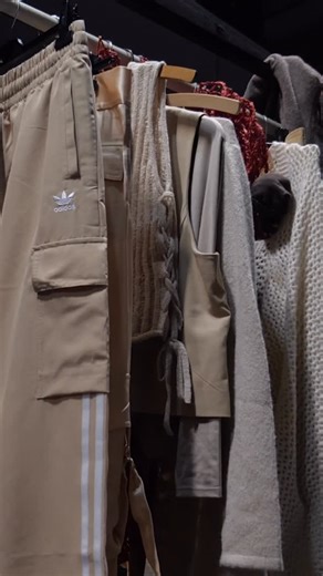 Opera means big emotions, big gestures, big form. With OPERA OF HOPE, Hamburg-based director Mable Preach boldly enters the realm of high culture and begins a joyful »decolonisation of the ears.« Opera, gospel, and choral voices merge to tell the story of a young Black woman arriving in Germany — a story shaped by hardship, hope, and the constant threat of having both shattered by daily realities. A story shared by many who risk everything to reach Europe, only to find themselves endlessly justi