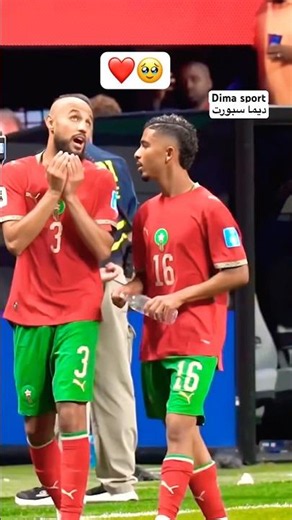 مزراوي يوصي اللاعب الشاب جسيم بأداء ركعتين شكرًا لله بعد تسجيله أول هدف له في كأس العالم. 🇲🇦🙏⚽