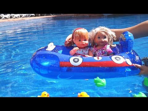 Bebes se Divierten Jugando en la Alberca | Juguetes Divertidos
