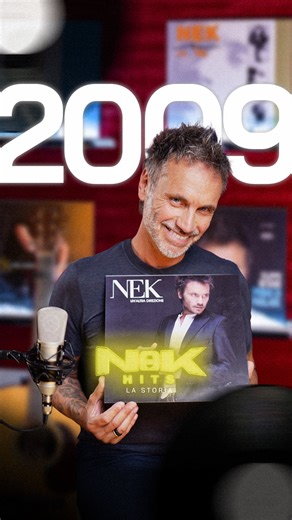 2009: Nek Hits – La Storia | Verso un’altra direzione Nel 2009 esce “Un’altra direzione”, un album che nasce dall’esigenza di sfidare le regole del mercato e di valorizzare il Filippo più autentico e quotidiano, senza filtri e barriere. Un album che parla anche del mio percorso di fede con il brano “Se non ami”, ispirato all’Inno alla carità di San Paolo. Ma è anche l’anno del mio featuring con Craig David con la canzone “Walking Away”: volete scoprire com’è nata questa collaborazione? Seguite q
