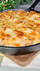 Cartofi la cuptor cu pui, cașcaval și smântână- rețeta de caserolă gratinată. Această rețetă de cartofi la cuptor cu pui, ceapa, smântână și cașcaval este una simplă și rapidă, care nu necesita mult efort iar rezultatul este unul wow . Am folosit piept de pui, cartofi, ceapă, smântână, și cașcaval. Sincer, cred că această caserolă iese savuroasă și cu pulpe de pui dezosate. Dacă nu vă place ceapă, puteți să omiteți. 📌 📋Ingrediente: ◾️4 cartofi ◾️500 g carne de pui (piept de pui ) ◾️Sare, piper