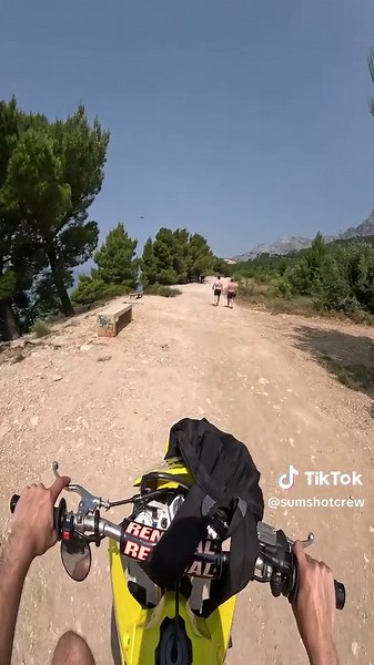 Nagy szerencsém volt nyaralás közben, defektet kaptunk, de még közeli távolságban a szálláshoz, így ki tudtam venni a kereket, elvinni gumiszerelőhöz és nem is vett sok időt igénybe. Végül nem befoldozták, hanem új belsőt tettek bele. Te jártál már így? 🇭🇷💙
