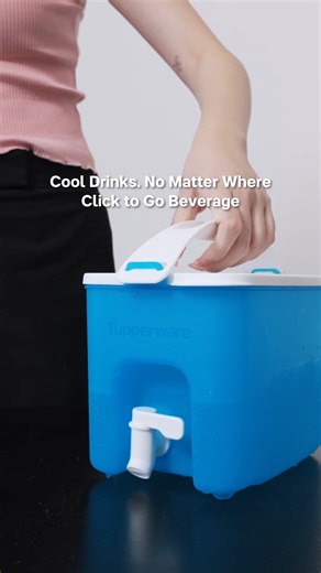 Stay refreshed on-the-go 🌞 The Tupperware 𝗖𝗹𝗶𝗰𝗸-𝗧𝗼-𝗚𝗼 𝗕𝗲𝘃𝗲𝗿𝗮𝗴𝗲 keeps your drinks cool, spill-proof, and easy to carry. Perfect for outdoor parties, workouts, or just lounging at home. Ready to level up your party game? 👉http://bit.ly/MY-etupperware🛒✨ #TupperwareStyle #TupperwareMY #TupperwareMalaysia #MyTuppLife #TrendyKitchen | Tupperware Malaysia