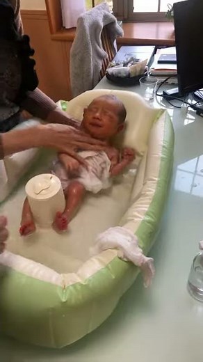 Japanese baby bath time お風呂