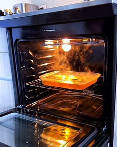 3.1M views · 9.7K reactions | This life hack makes cleaning your oven a breeze 識 | UNILAD Tech | Facebook