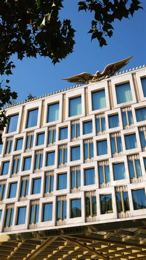 Today, The Chancery Rosewood officially opens its doors in London — and we were among the first inside. As part of our sneak preview, our team walked through what was once the U.S. Embassy (designed by Eero Saarinen in 1960). Now, thoughtfully reimagined after nearly a decade of transformation, this all-suite hotel blends modernist heritage with contemporary elegance alongside eight restaurants and bars, a subterranean Asaya spa, and a rooftop Eagle Bar overlooking the golden eagle façade.⁠ ⁠ Ch