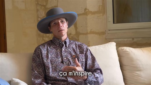 « JE ME SUIS FORMÉ(E), ÇA A TRANSFORMÉ MA VIE ! » Cela fait plus de 20 ans que j’entends cela lorsque je croise des élèves quelques mois ou années après leur fin de formation. Oui, c’est le recul qu’ils ont : ça a transformé leur vie… Et j’ai envie que vous puissiez entendre pourquoi. C’est pour cela que je souhaitais vous partager cette vidéo aujourd’hui. Vous avez envie de vous former ? Vous avez envie d’enseigner l’équitation éthologique ? J’ai créé 2 formats de formation : - Une formation de