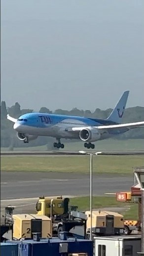 TUI B787 🇬🇧 Arrival at London Luton #b787 #lutonairport