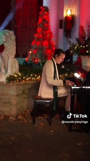 Well it’s Christmas time pretty baby… #LaineyWilson #ElvisPresley #countrymusic #fyp