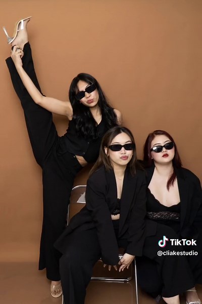 Capturing Graduation Memories: Creative Shots with Friends