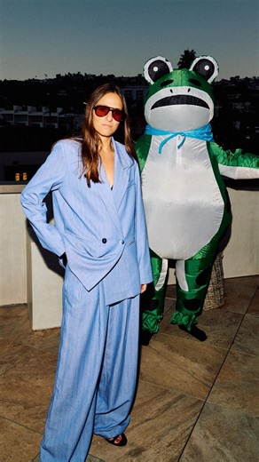 IMPREVU on Instagram: "DEAR EMA Regarde ce bleu. Ça, c’est Ema. Le blazer qui capte l’été sans jamais en faire trop. La coupe est droite, nette. Double boutonnage, attitude immédiate. Mais le vrai luxe… c’est le tissu. Un tissage italien, lumineux, avec de fines rayures navy qui allongent tout. et quand on s’approche, on voit des petits reflets dans la matière, comme un éclat de soleil. Je le porte en total look avec le pantalon, pour une allure ultra chic, presque effortless. Mais il est aussi 