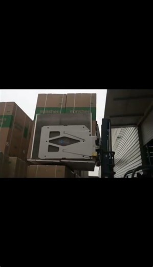 Carton clamp attachment