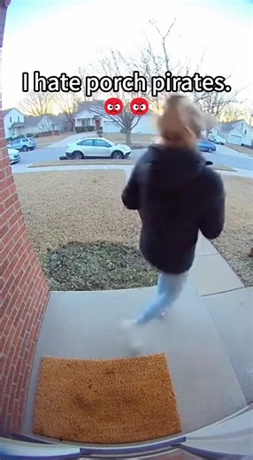 Porch exploding package box with glitter🙃⛏️🧐😂 #porchpiratecaught #glitter #package #prank #funny