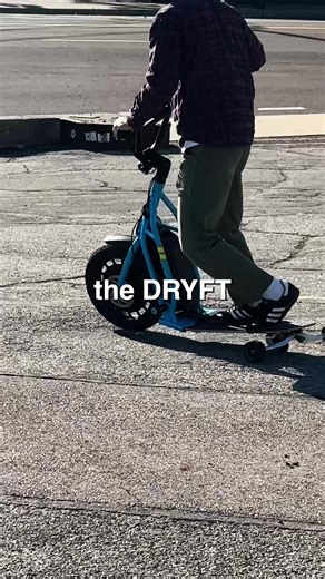 One bump on those shaky e-scooters and you’re going flying 😂✈️ The Dryft Board is built to withstand those bumpy roads, and keep you drifting right over them 😏🔥 🏷 - - - #dryftboard #itsawhat #electricscooter #onewheel #streetsurf