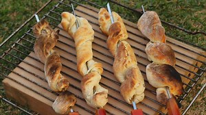 If you’re going camping these holidays, this damper on a stick is easy campfire food that the kids will love. >>> http://bit.ly/2IMydP1 | Kidspot
