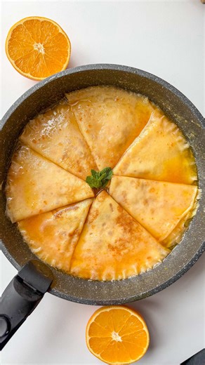 Креп Сюзет Готували? Влітку ми з вами робили подібні із абрикосами, а тепер пропоную ще й класичний варіант. Трохи мене сьогодні електрика підкачала. Хоча, не тільки мене і не тільки сьогодні))) Тому, млинці у мене не такі румʼяні, але ви підрумʼянюйте 😉 Інгредієнти (млинці): ✔️ Борошно пшеничне — 100 г ✔️ Молоко — 250 мл ✔️ Яйця — 3 шт ✔️ Цукор — 1 ст. л. ✔️ Розтоплене вершкове масло — 50 г ✔️ Дрібка солі Соус сюзет: ✔️ Вершкове масло — 100 г ✔️ Цукор — 80–100 г ✔️ Цедра апельсина — з 1 шт ✔️ 