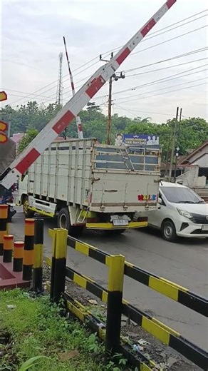 Palang Mulai Turun… Suasana Berubah! | Gate Lowers… Atmosphere Shifts!
