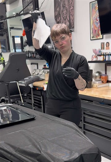 Here's another setting up video. It's not very glamorous but enjoy some boring tattoo sounds with a bit of inner monologue! . . . #tattooartist #femaletattooartist #asmr