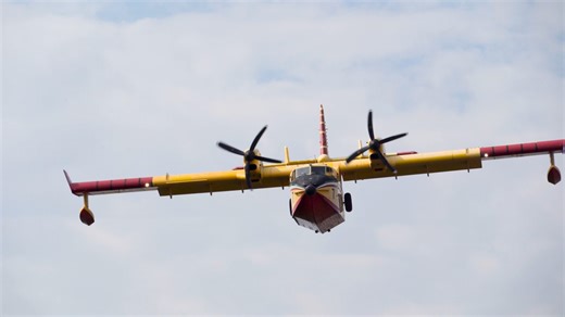 加拿大航空 CL-415 低空飞越/扫掠与水滴