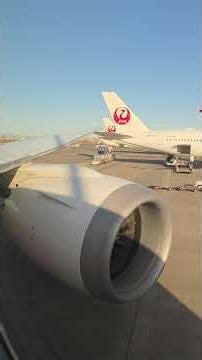 羽田空港に到着し第1ターミナルにスポットインする JAL B787-8の機窓から撮影