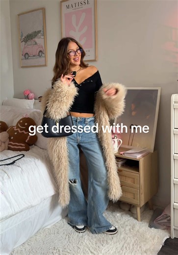 get dressed with me for the mall 🛍️💞!! #gdwm #getdressedwithme #grwm TOP: @White Fox Boutique JEANS: @ZARA FUR: @windsorstore PERFUME: @Ellis Brooklyn