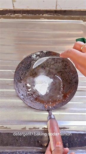 03 min kitchen hack to clean iron tawa/kadahi #viral #viralshorts #viralvideo #trendingshorts #hack